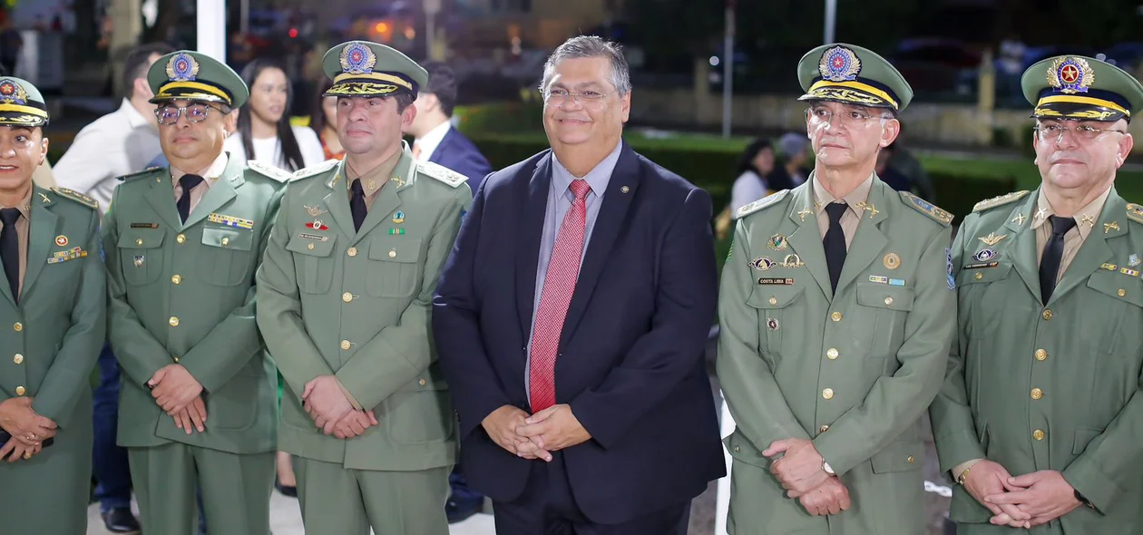 Flávio Dino ao lado de oficiais da PM