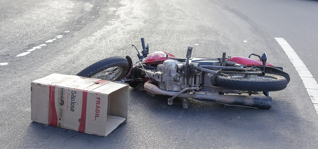 Motociclista teve ferimentos leves e foi socorrido pelo Serviço de Atendimento Móvel de Urgência (Samu)