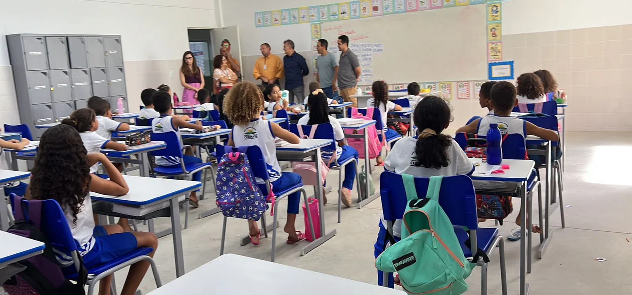 Prefeito Valdecir Júnior visitou salas de aula do Complexo Educacional