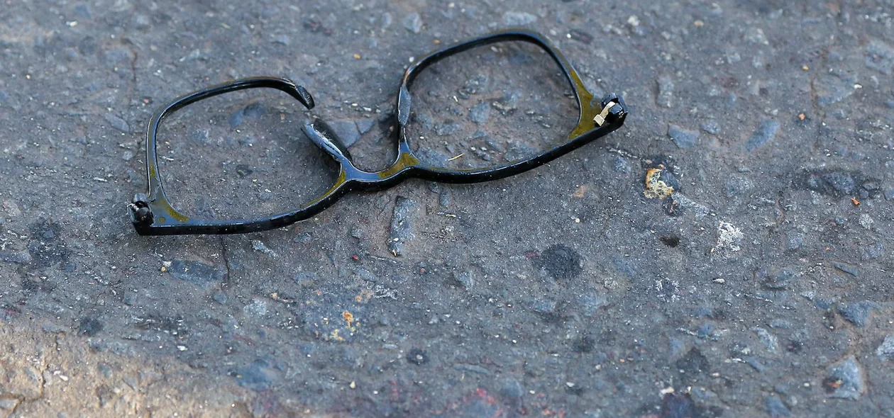 Óculos do mototaxista retorcidos
