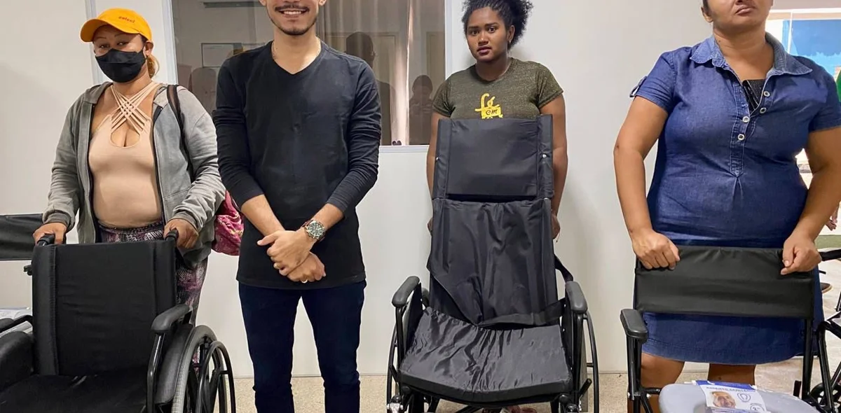 Cidadãos de Esperantina recebendo as cadeiras de rodas
