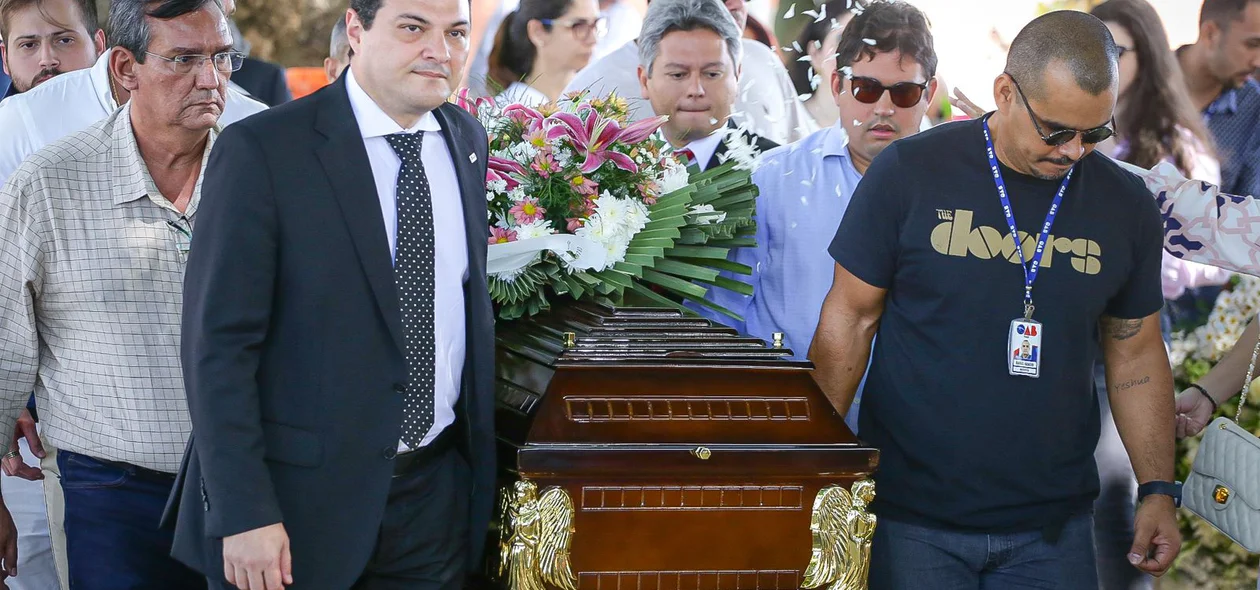 Familiares se despedem de Celso Barros Coelho, ex-presidente da OAB-PI