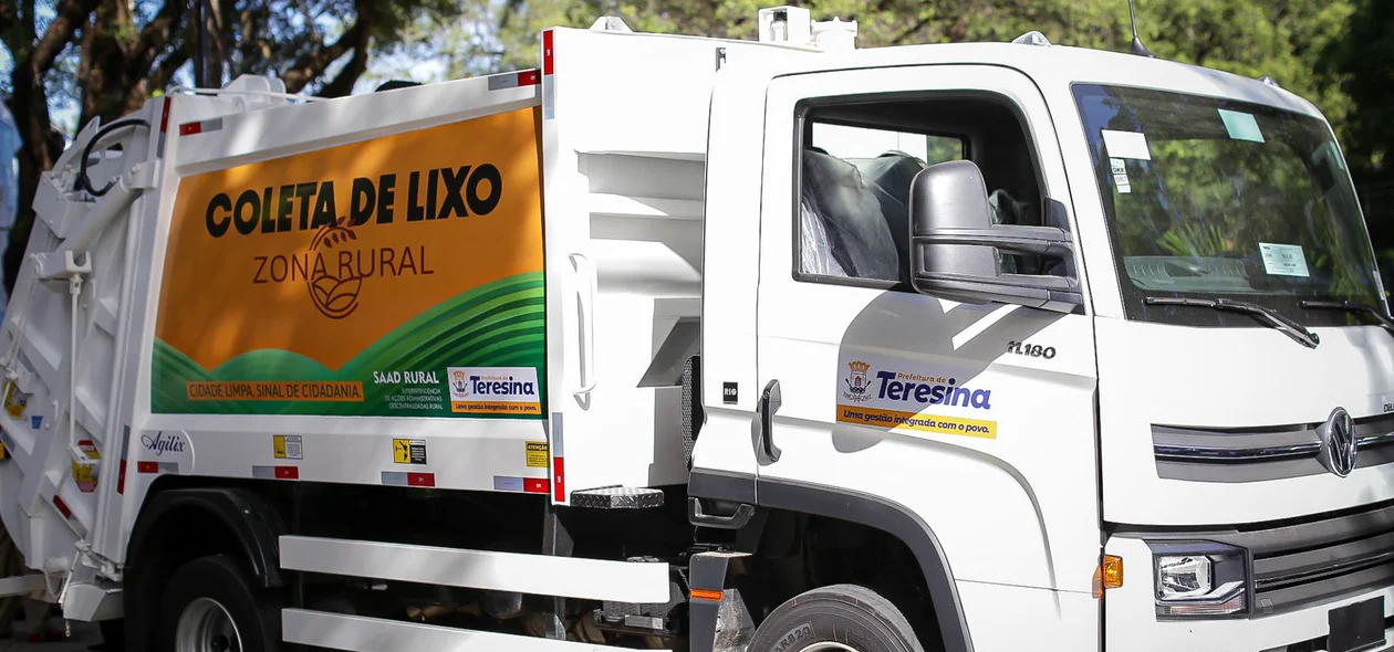 Foram adquiridos dois caminhões compactadores de lixo, por meio da SAAD Rural