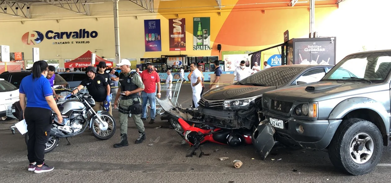 O Corolla cinza colidiu contra cinco motos e um carro