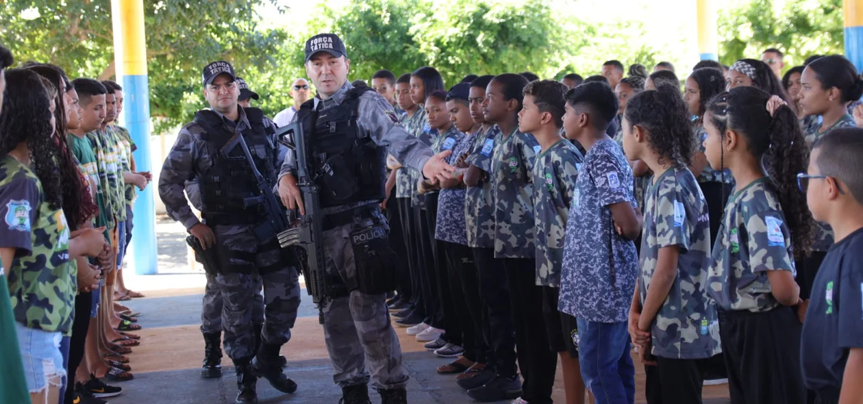 Policiais Militares falaram com crianças e adolescentes assistidos pelo projeto