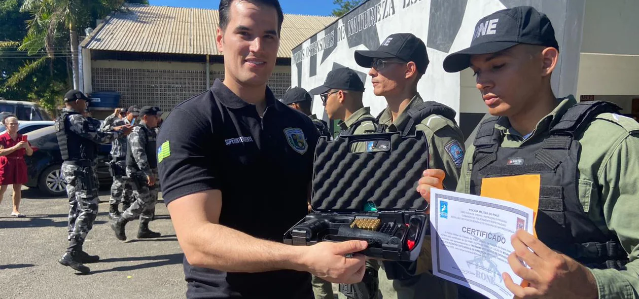 Delegado Mateus Zanatta entrega certificado a policial militar que participará do Batalhão de Rondas Ostensivas de Natureza Especial (BProne)