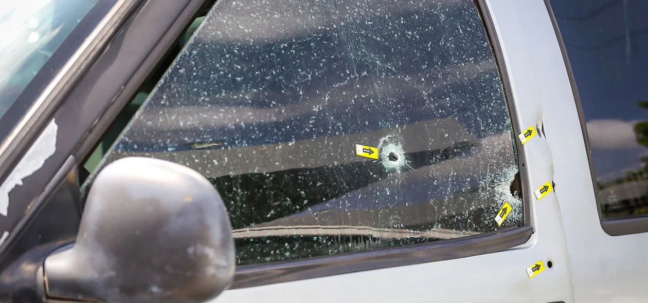 O sargento foi surpreendido por disparos de arma de fogo efetuados contra janela do motorista