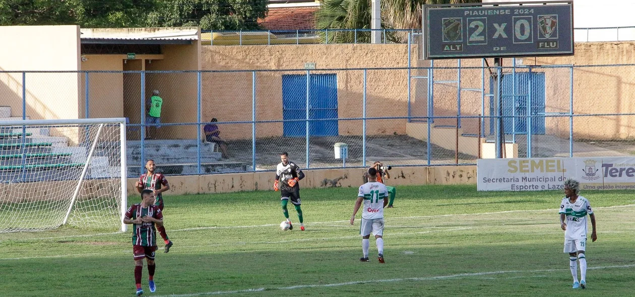 Altos e Fluminense-PI duelaram no estádio Lindolfo Monteiro