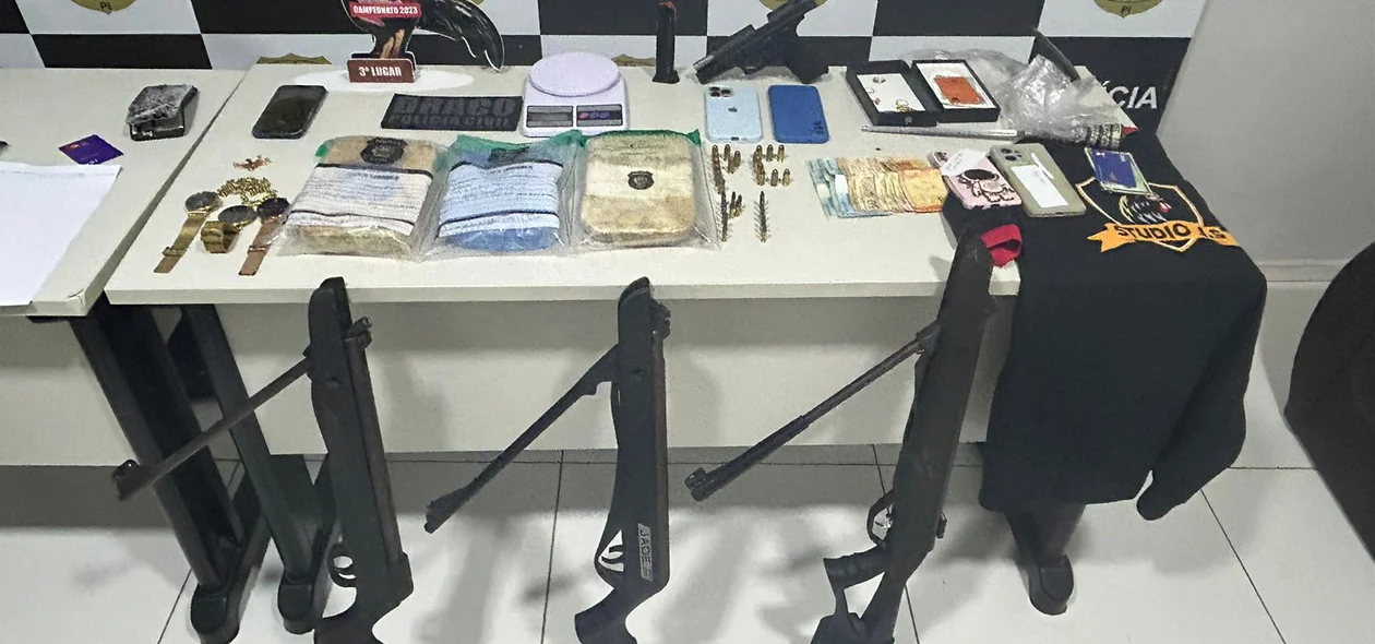 Armas, dinheiro e drogas encontradas pelo Draco 97 em sítio