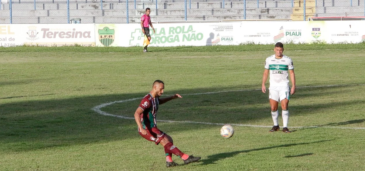 Biloca, zagueiro do Fluminense-PI, rifando a bola