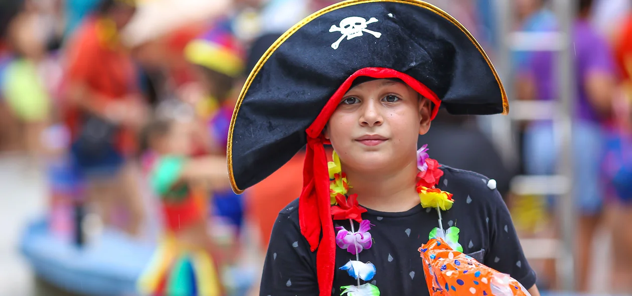 Criança fantasiada de pirata