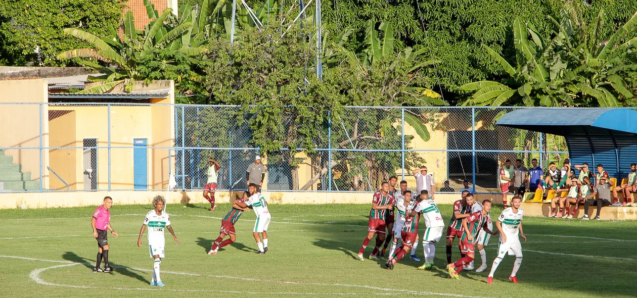 Jogada ofensiva do Fluminense-PI contra o Altos