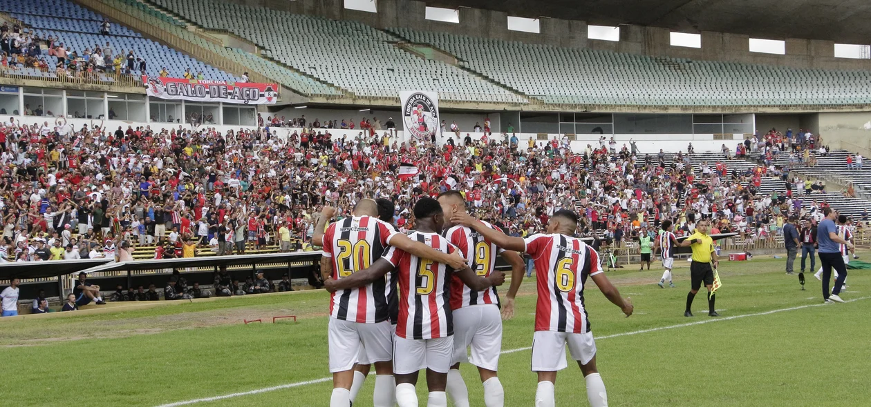 Jogadores de River comemoram gol sobre o Bahia