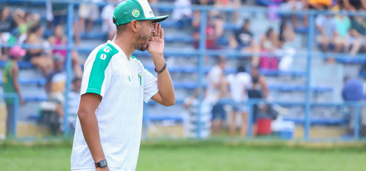 Renan Barros ficou na responsabilidade de substituir o treinador Flávio Araújo