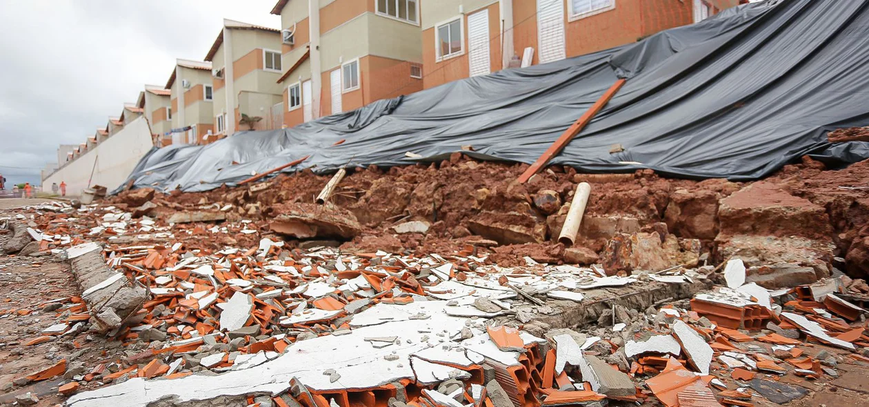 Muro do condomínio Reserva do Leste 2 caiu por conta das chuvas