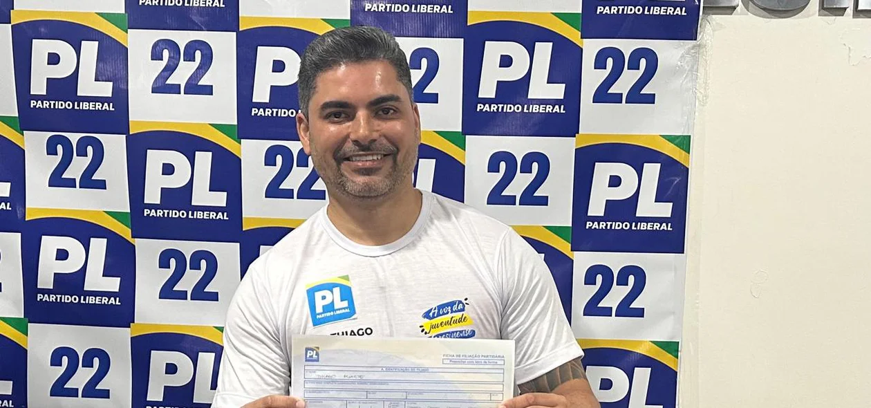Thiago Duarte com sua ficha de filiação assinada