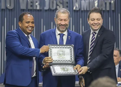Ministro Carlos Lupi recebendo título de cidadão teresinense