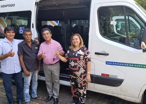 Prefeita Vilma Lima recebe veículo adaptado para transporte de pacientes