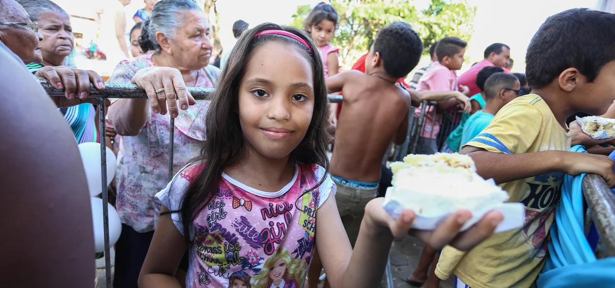 Criança recebeu o bolo de Aniversário de Teresina Piauí 