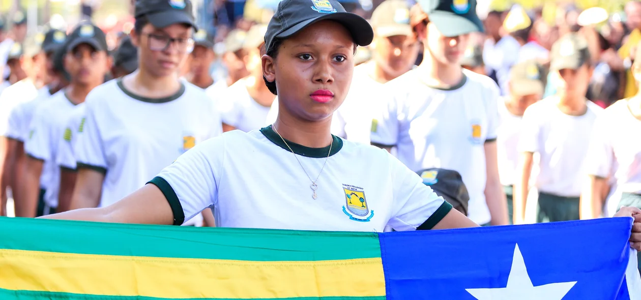 Jovem carrega bandeira do Piauí