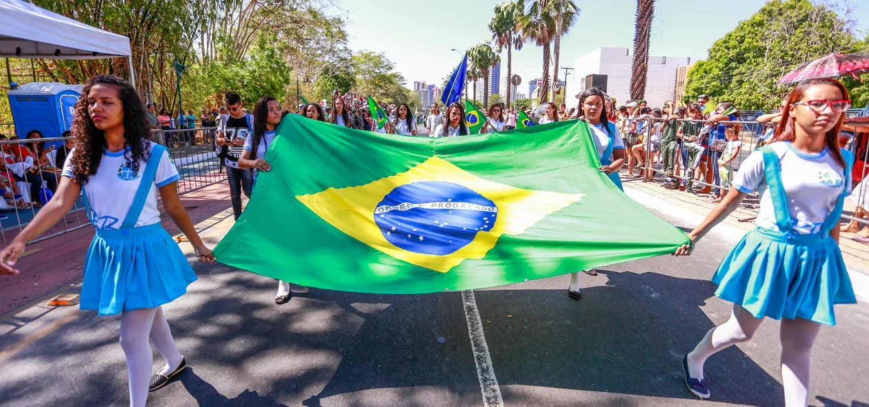 Jovens carregando a bandeira do Brasil