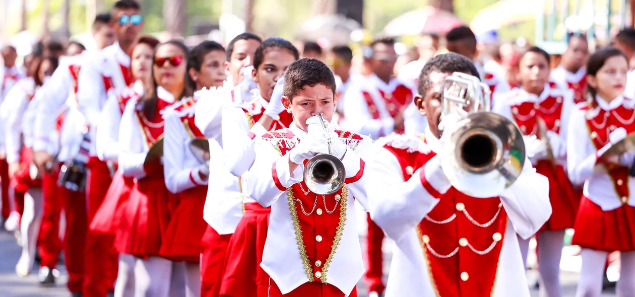Jovens tocando instrumentos musicais durante o desfile