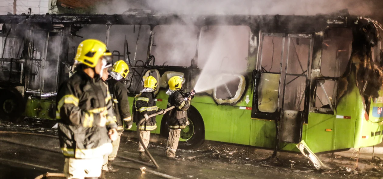 Bombeiros apagam incêndio em ônibus