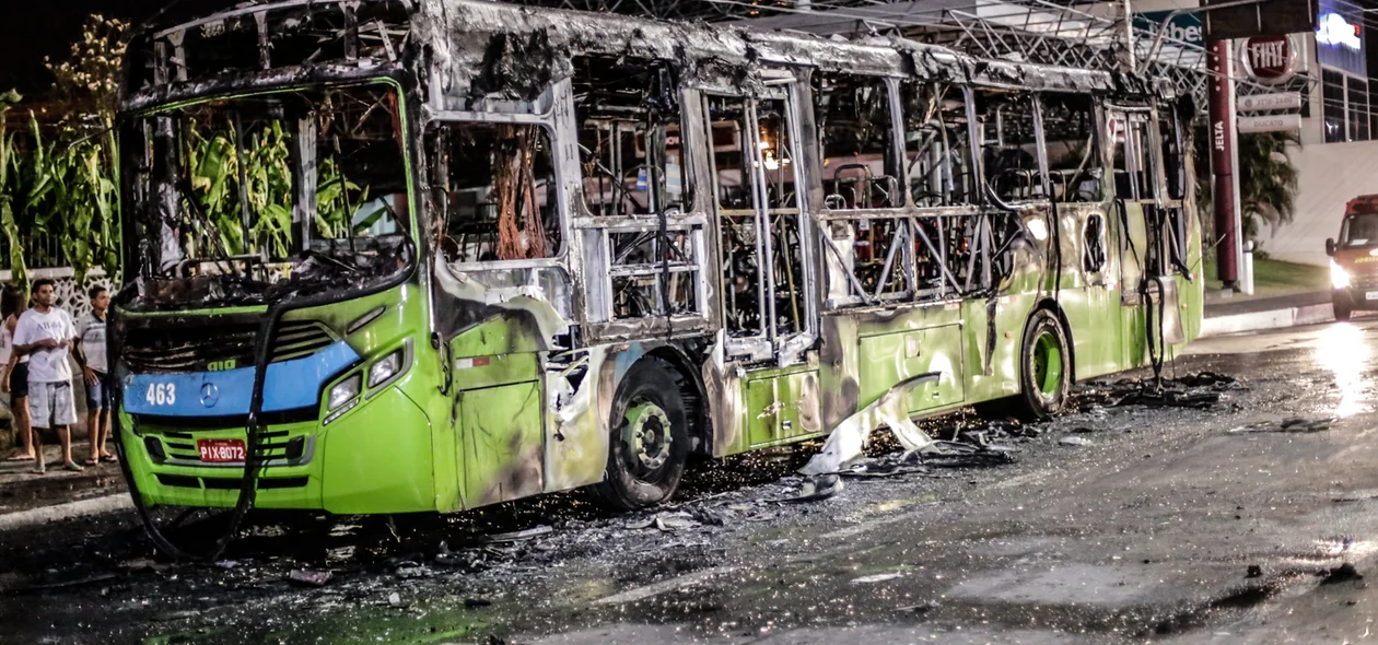 Ônibus ficou destruído 