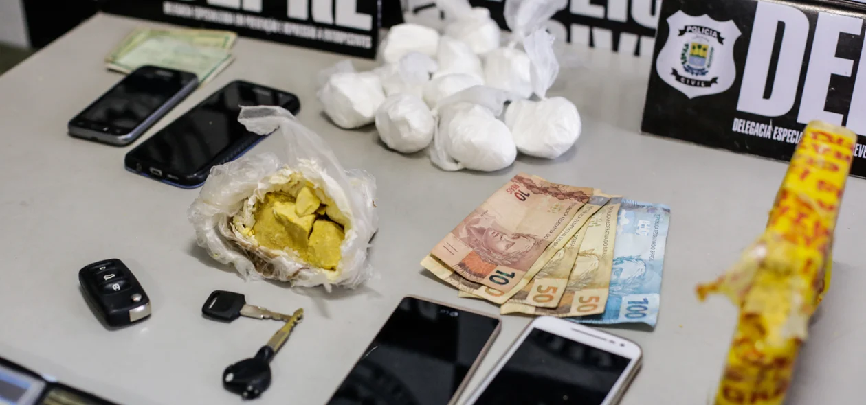 Cocaína, celulares e crack apreendidas pela DEPRE