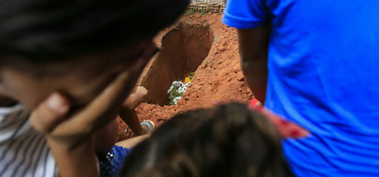 Criança de 9 anos é enterrada