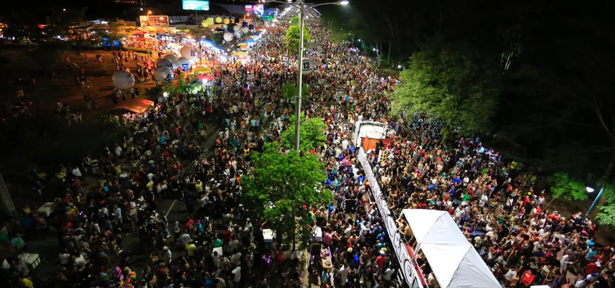 Milhares de foliões participam do Corso 2018 em Teresina