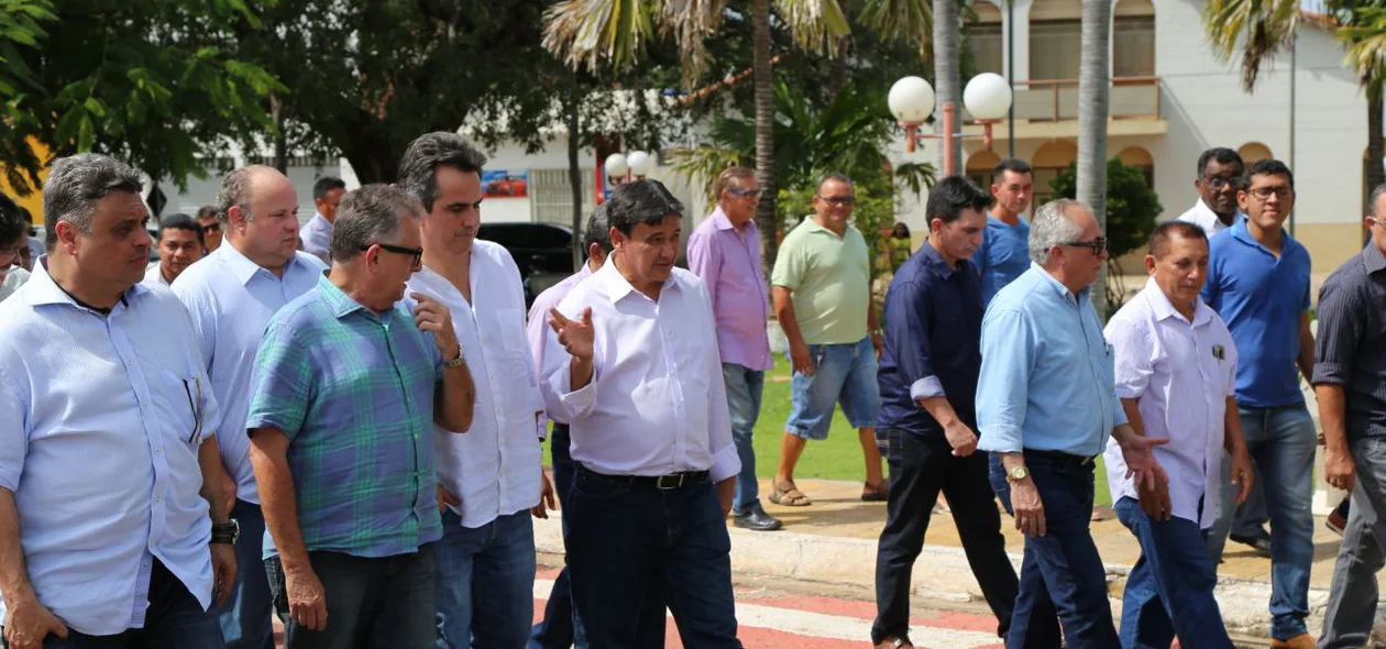 Wellington Dias e autoridades políticas passeiam pelas ruas