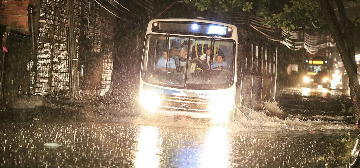 Ônibus enfrenta enchente na rua Jaime da Silveira na zona leste em Teresina