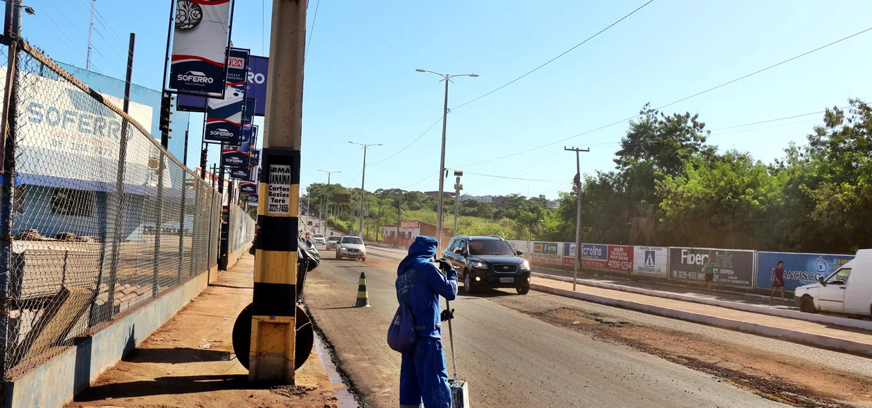 Servidores da prefeitura municipal fazem a limpeza da via 