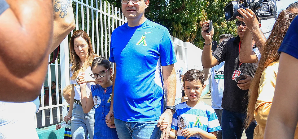 Luciano Nunes chegou com a família no seu local de votação 