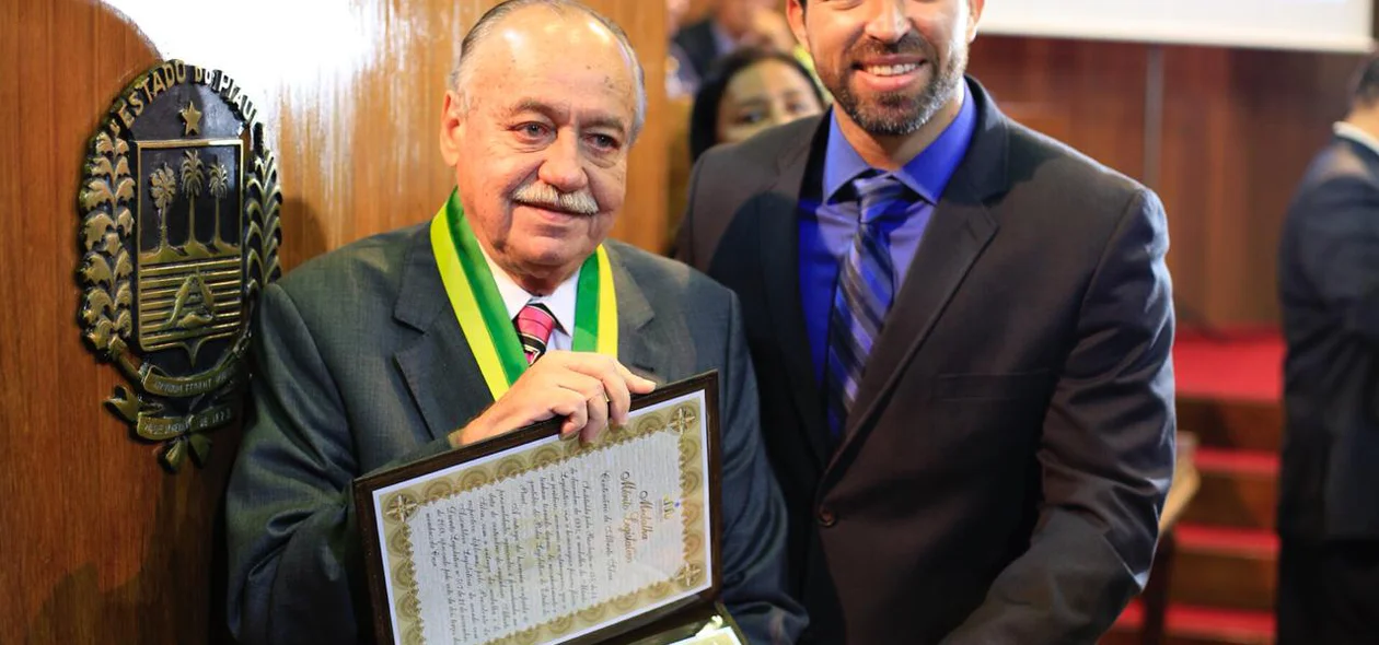 Marden Menezes entrega medalha a Freitas Neto