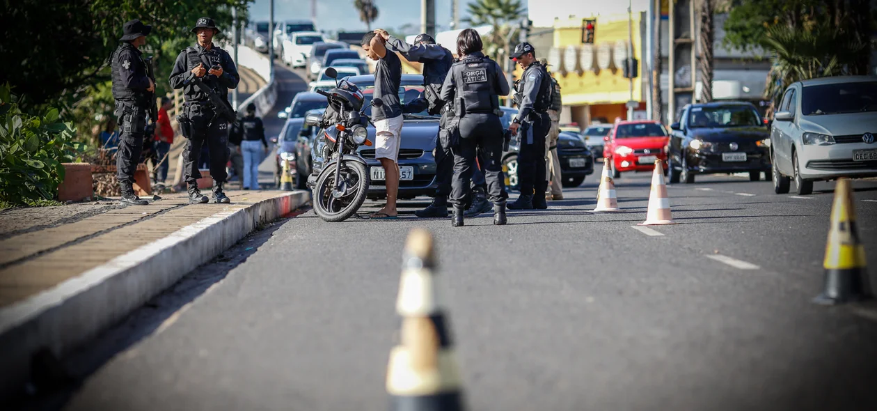 Polícia abordando motoqueiros 