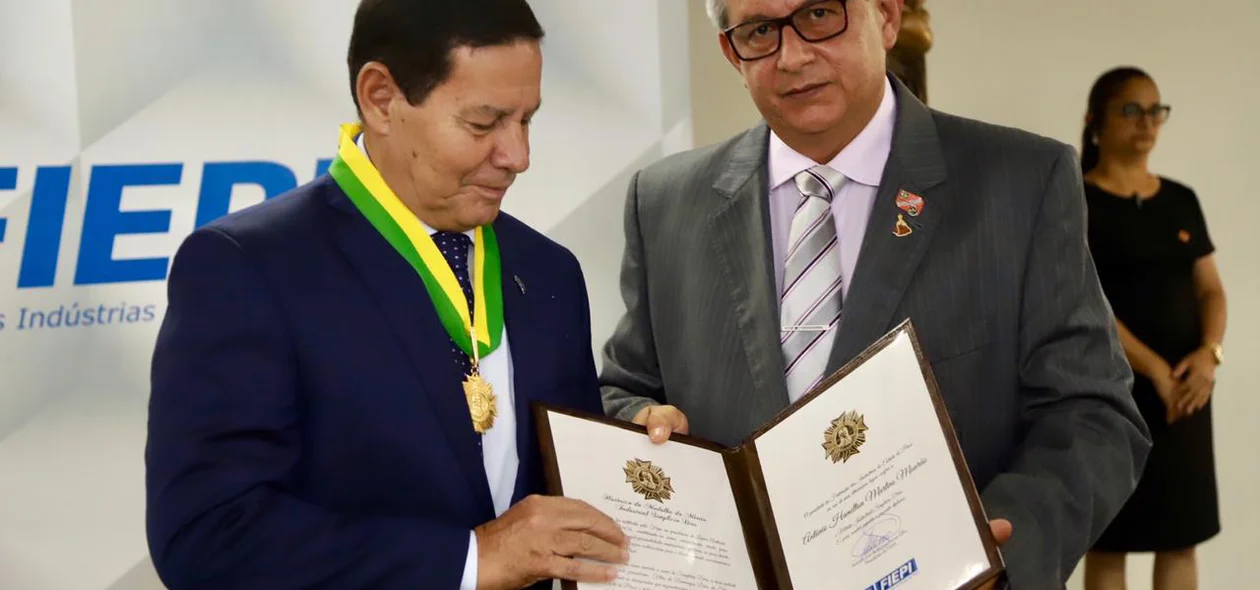 Zé Filho entrega honraria a Vice-Presidente General Hamilton Mourão