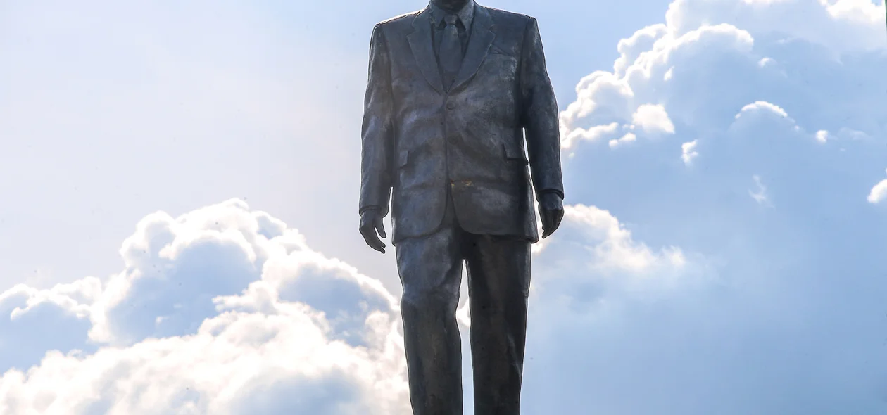 Estátua do ex-governador Alberto Silva em Teresina  