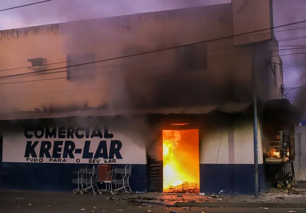 Supermercado pega fogo e fica destruído no Planalto Uruguai