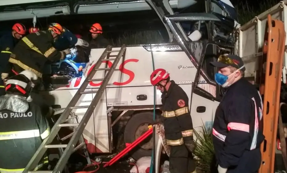 Acidente entre ônibus de turismo e caminhão deixa sete mortos em SP