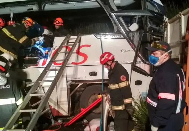 Acidente entre ônibus de turismo e caminhão deixa sete mortos em SP