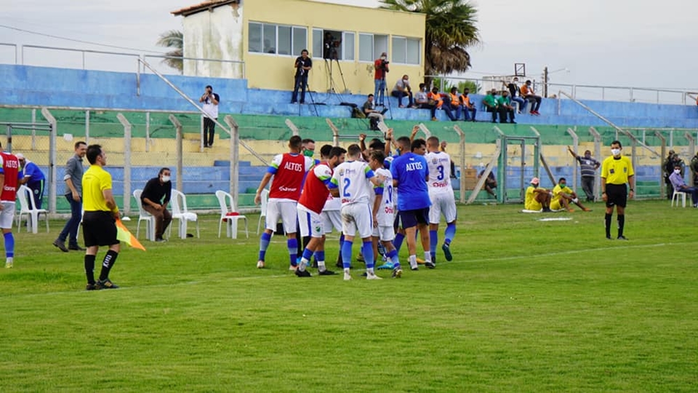 Altos vence em casa