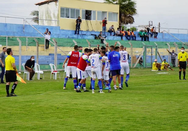 Altos vence em casa