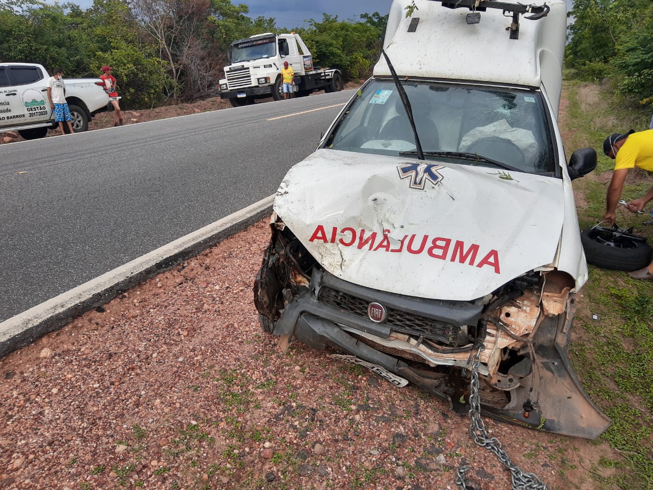 Ambulância parcialmente destruída