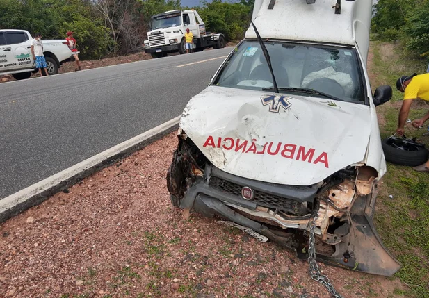 Ambulância parcialmente destruída