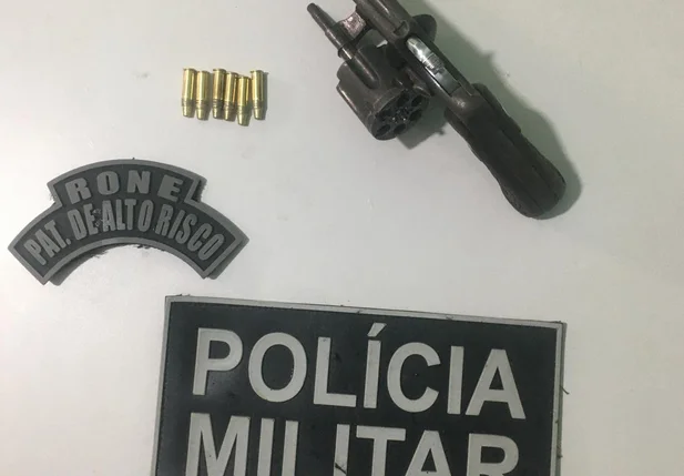 Arma encontrada com o suspeito