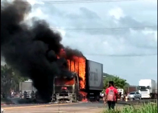 Caminhão pega fogo em frente à subestação em Altos