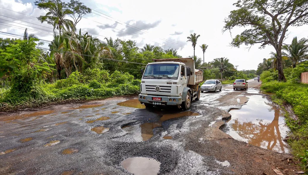 Caminhoneiro com dificuldades pelo local