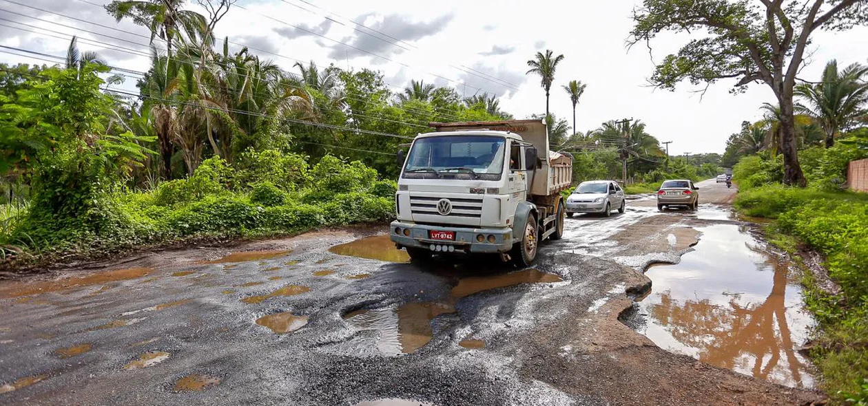 Caminhoneiro com dificuldades pelo local